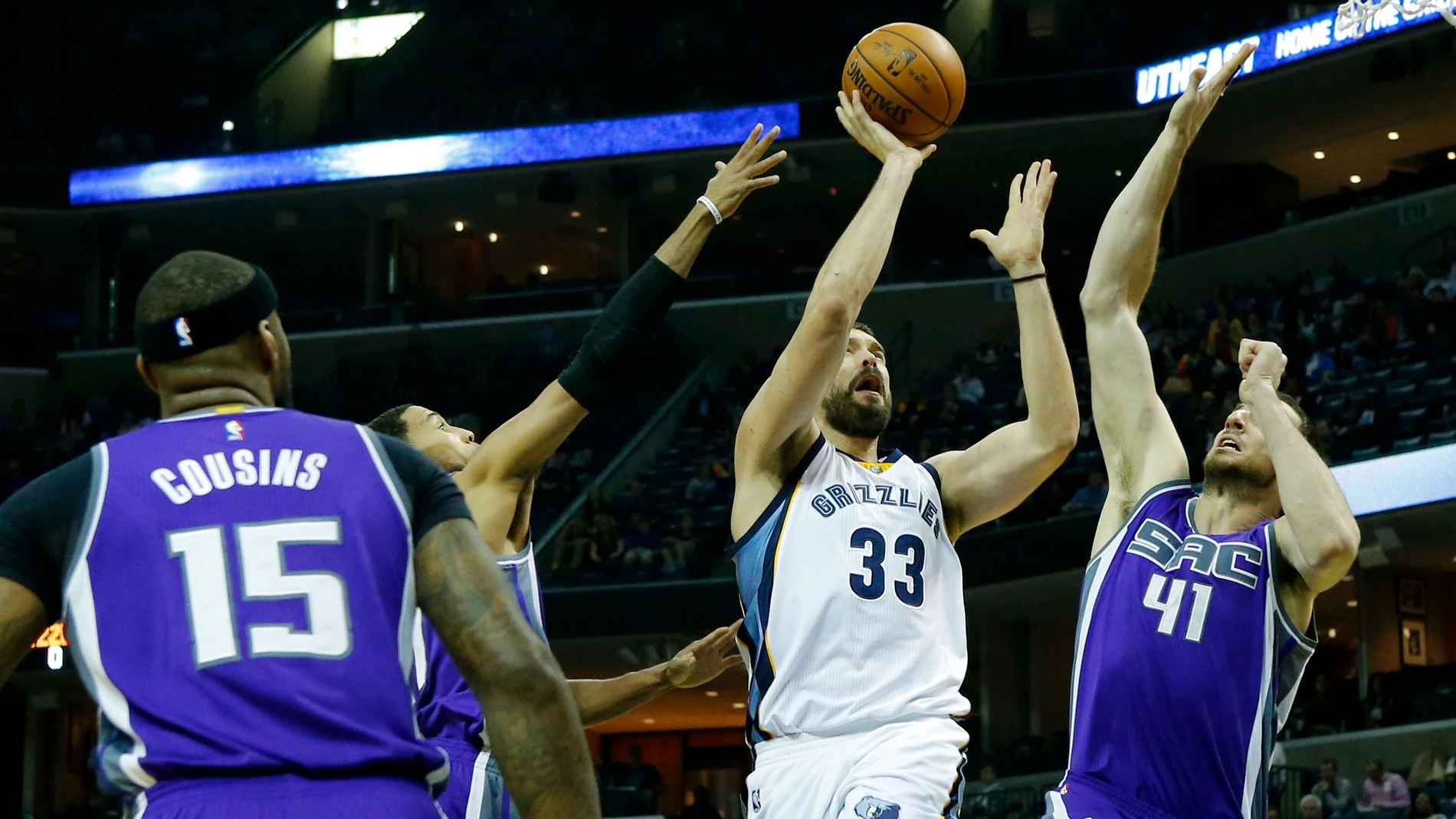 Marc Gasol, lanzando a canasta ante la defensa de los Kings Marc Gasol, lanzando a canasta ante la defensa de los Kings