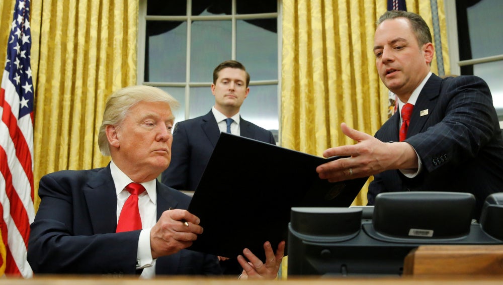 Trump firmando en la Casa Blanca