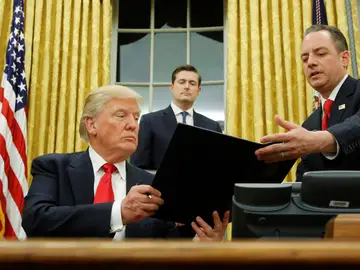 Trump firmando en la Casa Blanca Trump firmando en la Casa Blanca