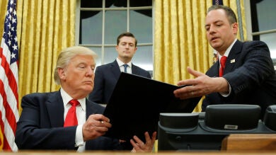 Trump firma su primera orden ejecutiva contra la reforma sanitaria de Obama