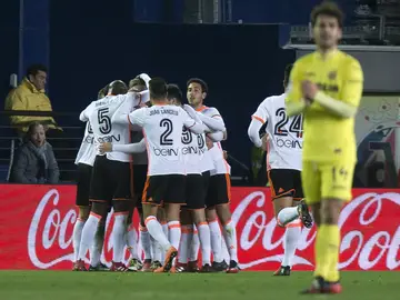 Los jugadores del Valencia celebran uno de sus goles contra el Villarreal Los jugadores del Valencia celebran uno de sus goles contra el Villarreal