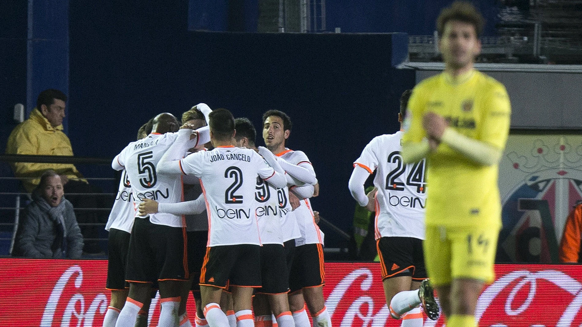 Los jugadores del Valencia celebran uno de sus goles contra el Villarreal Los jugadores del Valencia celebran uno de sus goles contra el Villarreal