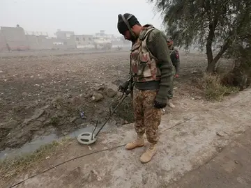 Soldado paquistaní en las escena de un ataque Soldado paquistaní en las escena de un ataque