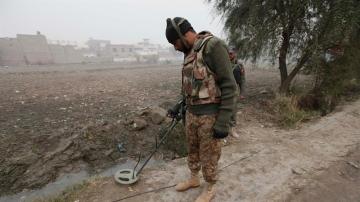 Soldado paquistaní en las escena de un ataque