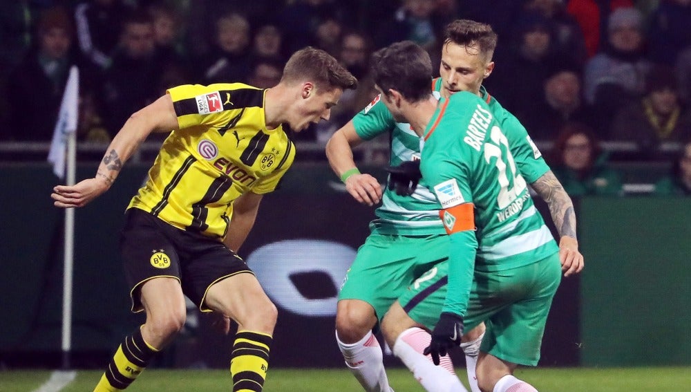 Erik Durm frente a Bauer y Bartels