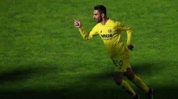 Adrián López celebra un gol con el Villarreal