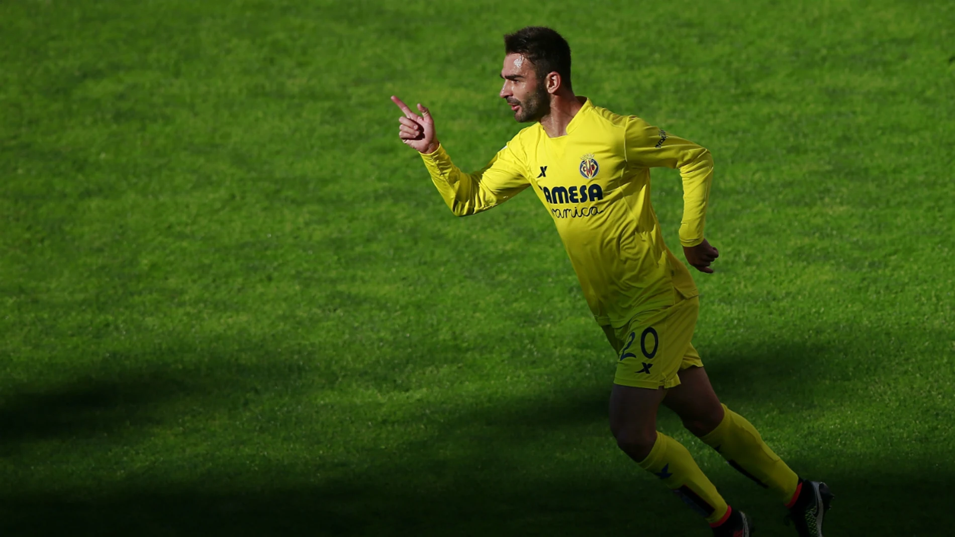Adrián López celebra un gol con el Villarreal Adrián López celebra un gol con el Villarreal