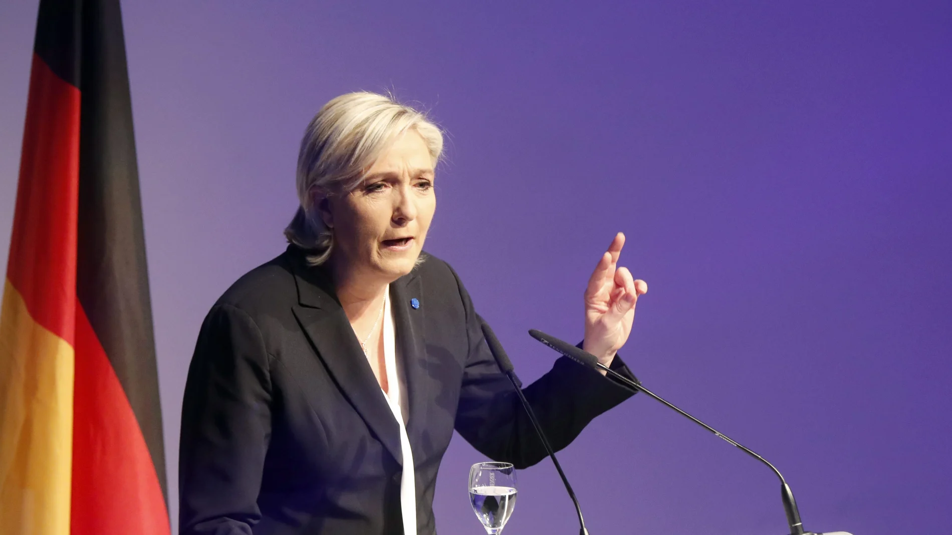 Marine Le Pen, en una cumbre eurófoba en Alemania Marine Le Pen, en una cumbre eurófoba en Alemania