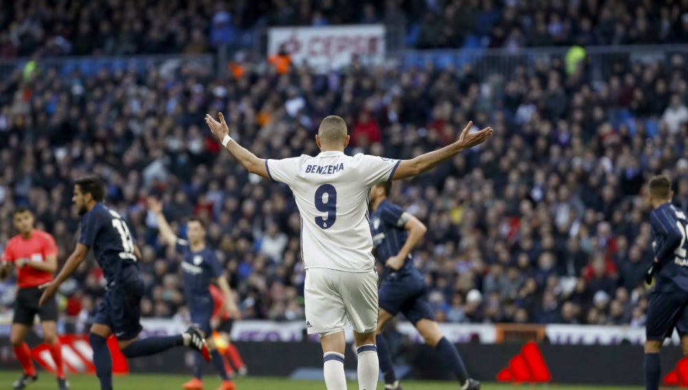 Benzema, ante el Málaga