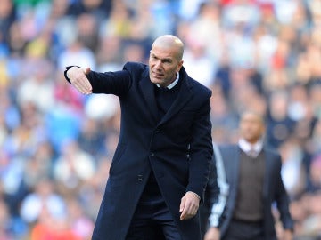 Zinedine Zidane, dando instrucciones en la banda contra el Málaga Zinedine Zidane, dando instrucciones en la banda contra el Málaga