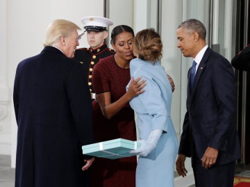 Melania Trump ofreciendo un regalo a Michelle Obama