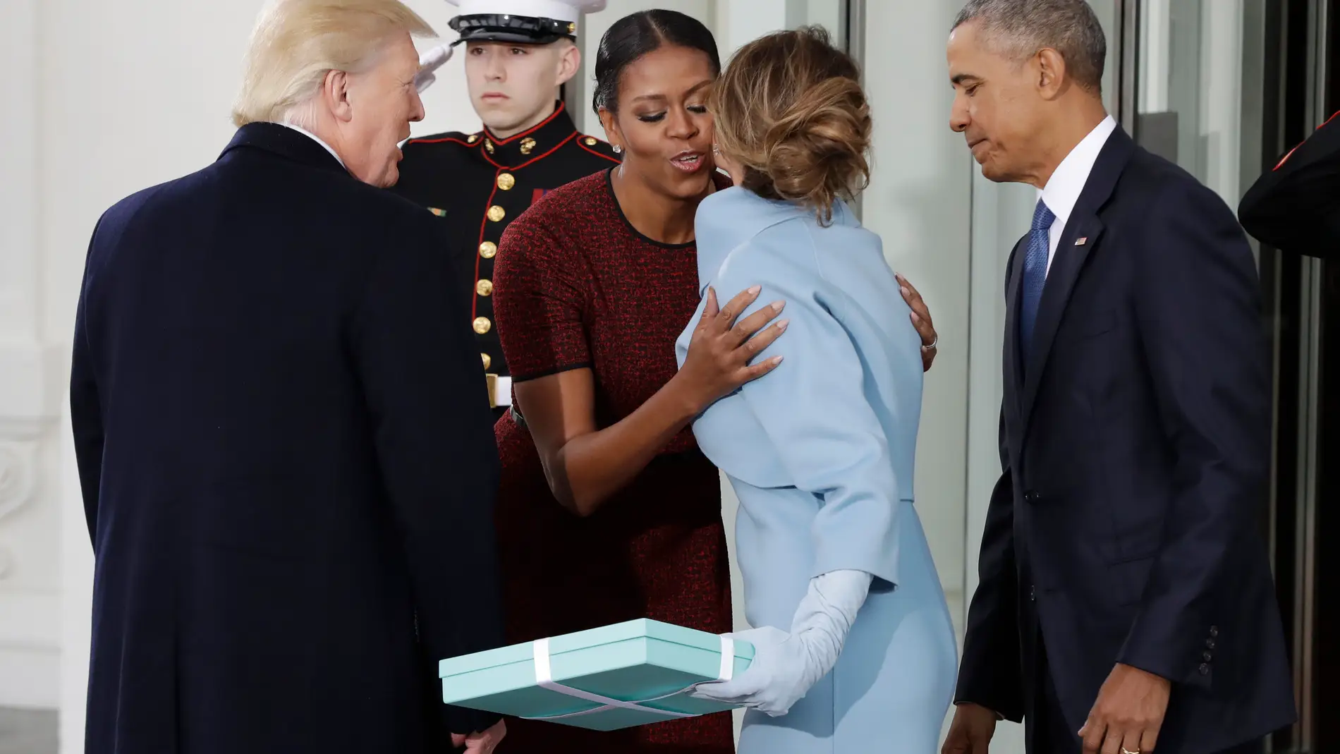 Melania Trump ofreciendo un regalo a Michelle Obama