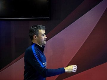 Luis Enrique, saliendo de la sala de prensa