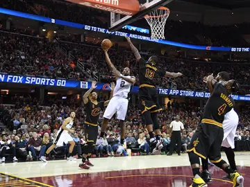 Kawhi Leonard lanza un gancho ante la defensa de Tristan Thompson Kawhi Leonard lanza un gancho ante la defensa de Tristan Thompson