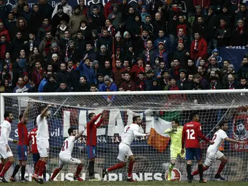 Osasuna protesta el gol del Mudo Vázquez Osasuna protesta el gol del Mudo Vázquez