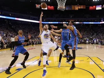 Stephen Curry entrando a canasta Stephen Curry entrando a canasta