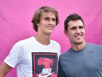 Alexander y Mischa Zverev posan para una foto Alexander y Mischa Zverev posan para una foto