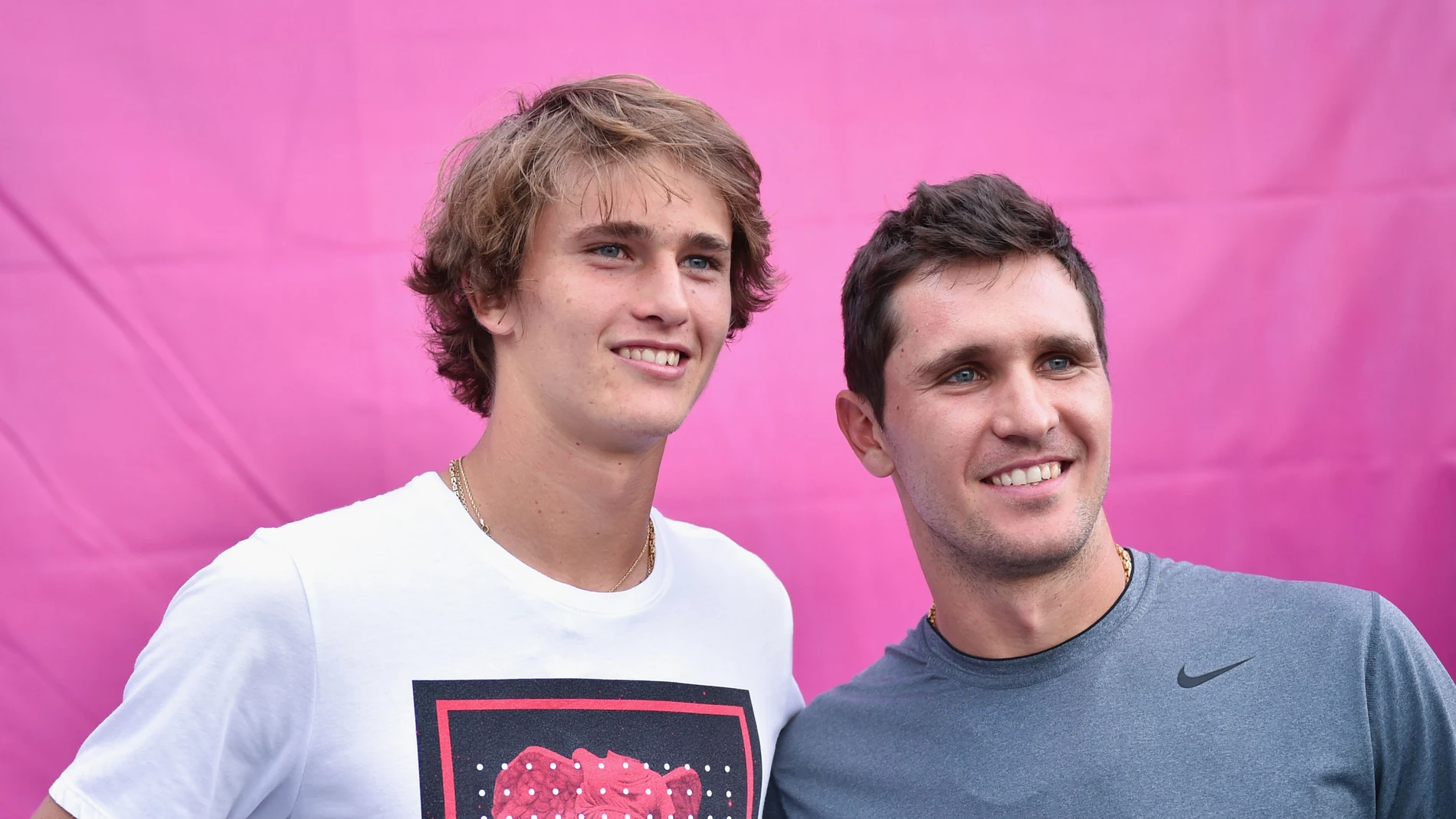 Alexander y Mischa Zverev posan para una foto Alexander y Mischa Zverev posan para una foto
