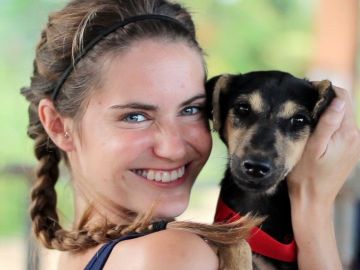 Una veterinaria deja su vida en Reino Unido para rescatar perros callejeros en Sri Lanka