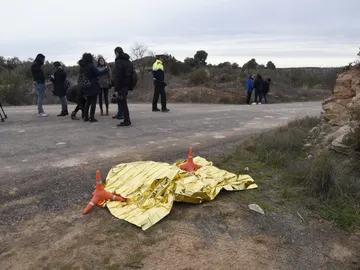 La ropa del detenido tapada al borde de una carretera, en las inmediaciones del lugar La ropa del detenido tapada al borde de una carretera, en las inmediaciones del lugar