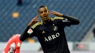 Alexander Isak, durante un partido con el AIK