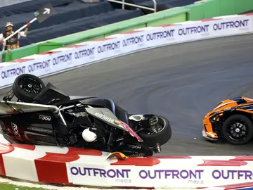 El coche de Wehrlein, volcado en pista El coche de Wehrlein, volcado en pista