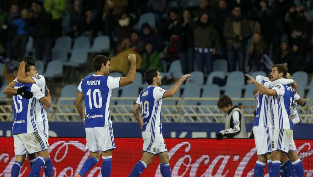 Juanmi celebra un gol con la Real