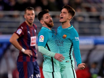 Denis Suárez celebra junto a Messi su gol contra el Eibar