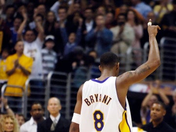 Kobe Bryant lleva su dedo al cielo tras meter 81 puntos a los Raptors