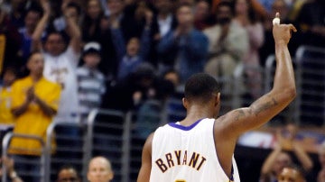 Kobe Bryant lleva su dedo al cielo tras meter 81 puntos a los Raptors