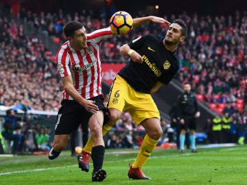 De Marcos y Koke luchan por la posesión del balón