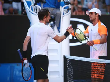 Murray y Zverev se saludan después del partido Murray y Zverev se saludan después del partido