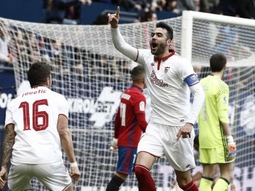 Vicente Iborra celebra uno de sus goles contra Osasuna