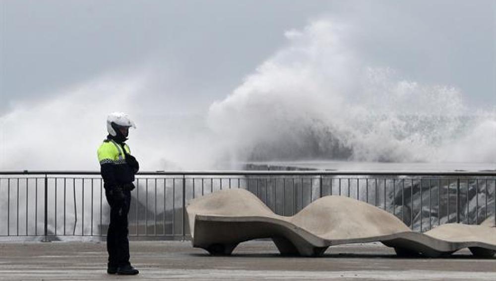 Un agente de la Guardia Urbana en la playa de la Barceloneta