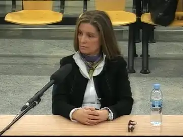 Rosalía Iglesias, mujer de Luis Bárcenas, en el banquillo del juicio a la Gürtel Rosalía Iglesias, mujer de Luis Bárcenas, en el banquillo del juicio a la Gürtel
