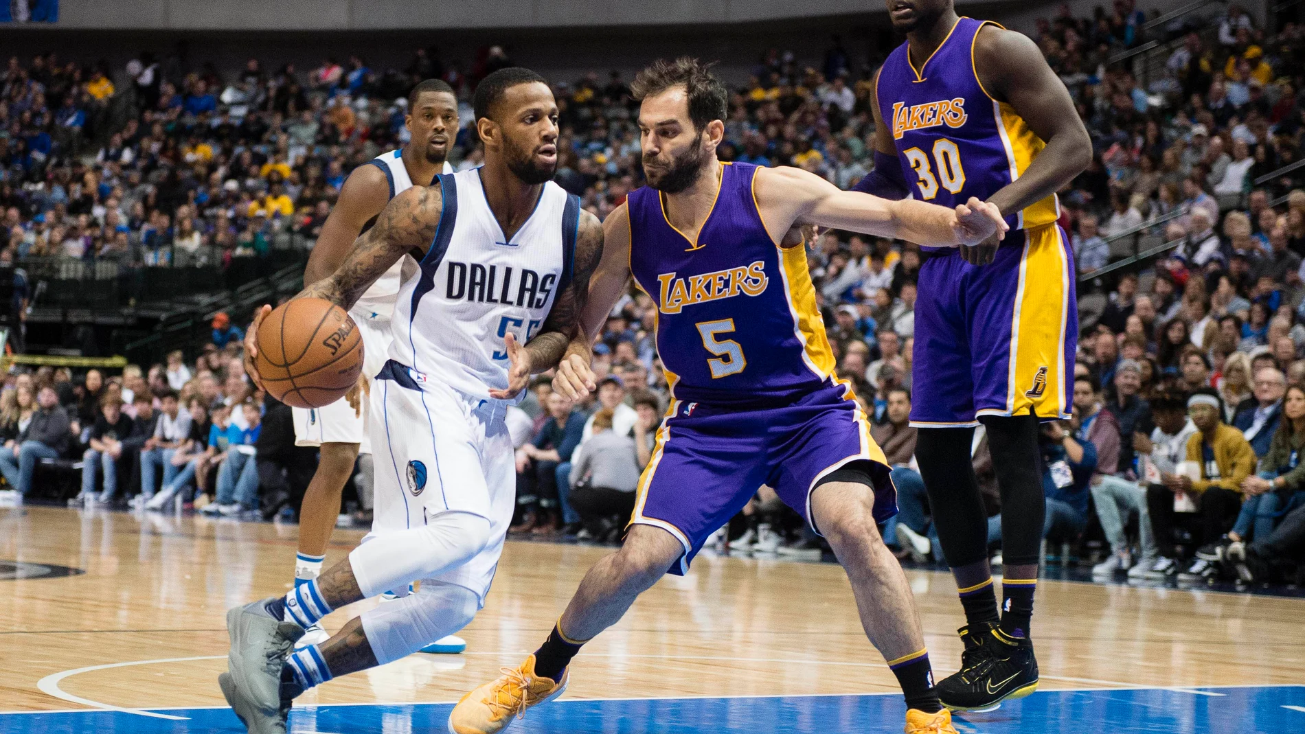 Calderón defiende en el partido ante los Dallas Mavericks Calderón defiende en el partido ante los Dallas Mavericks