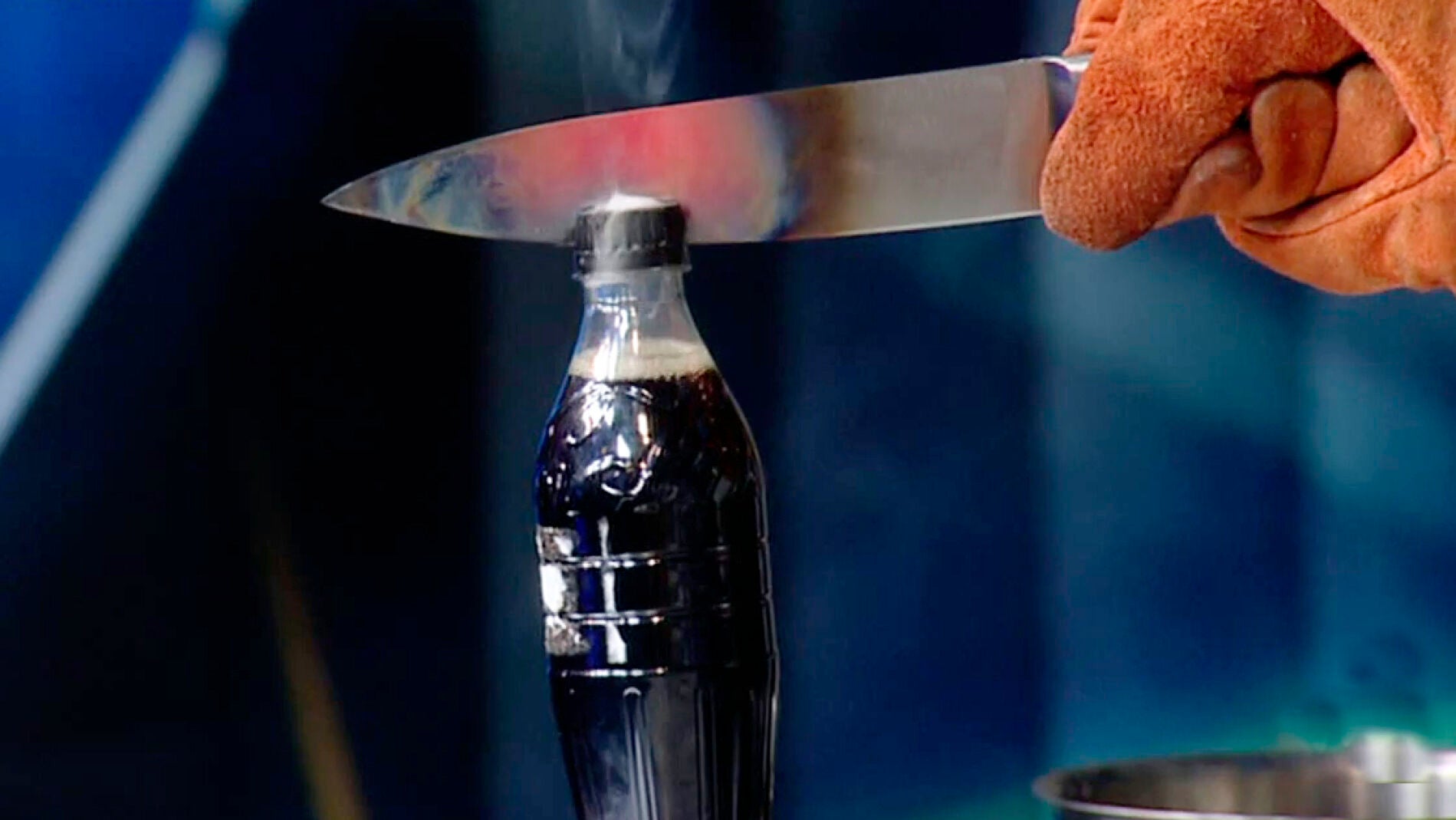 Vicente Vall&eacute;s se atreve con el nuevo reto viral del cuchillo a mil grados