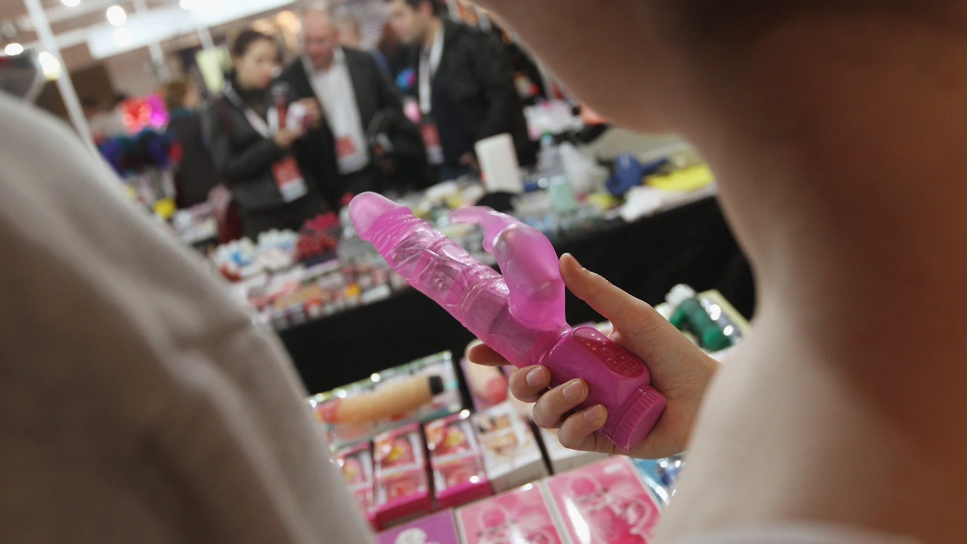 Una mujer cogiendo un juguete erótico en el stand de una feria en Berlín Una mujer cogiendo un juguete erótico en el stand de una feria en Berlín