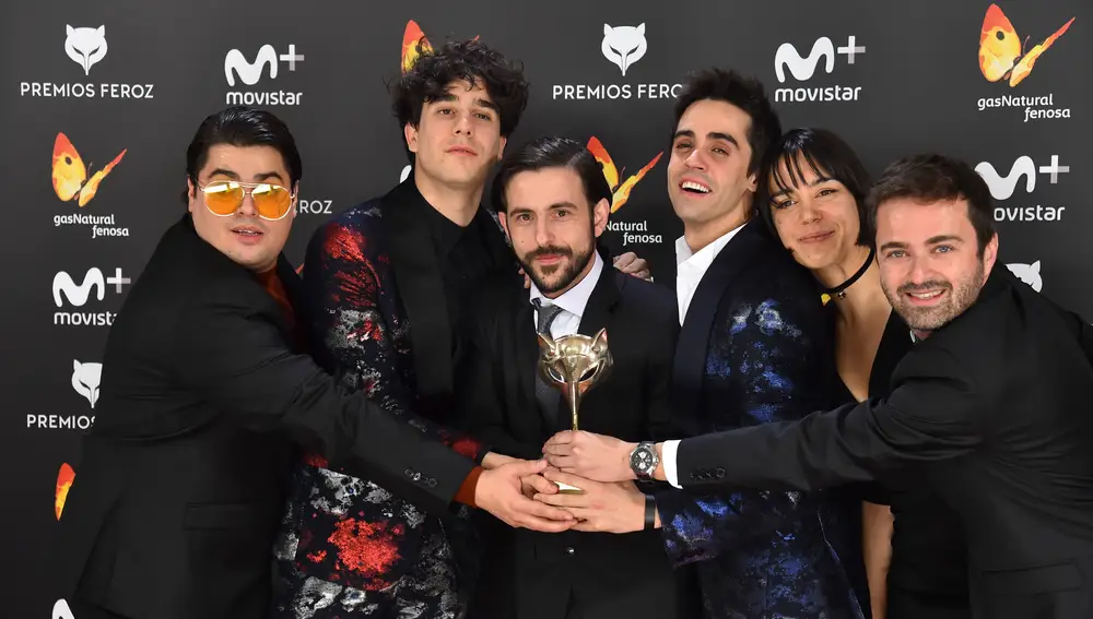 El equipo de 'Paquita Salas' posa junto al Premio Feroz 2017 a Mejor comedia