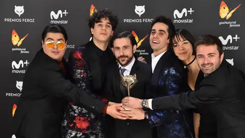 El equipo de 'Paquita Salas' posa junto al Premio Feroz 2017 a Mejor comedia El equipo de 'Paquita Salas' posa junto al Premio Feroz 2017 a Mejor comedia