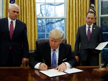 Trump ordena la retirada de Estados Unidos del acuerdo transpacífico Trump ordena la retirada de Estados Unidos del acuerdo transpacífico