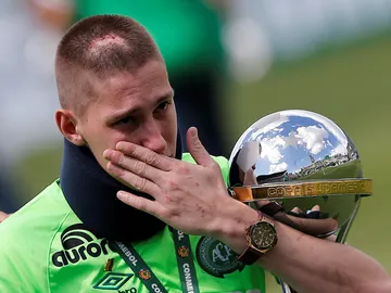 Jackson Follmann, con la Copa Sudamericana Jackson Follmann, con la Copa Sudamericana