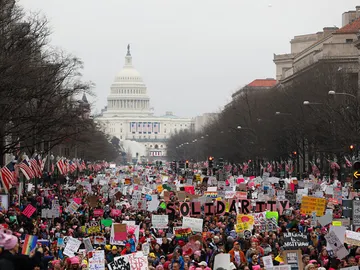 Protestantes durante la 'Marcha de las mujeres' en la Avenida de Pennsylvania en Washington D. C. (EEUU) Protestantes durante la 'Marcha de las mujeres' en la Avenida de Pennsylvania en Washington D. C. (EEUU)