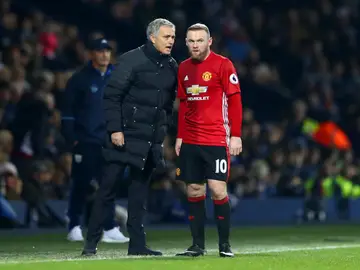 Rooney recibe órdenes de Mourinho Rooney recibe órdenes de Mourinho