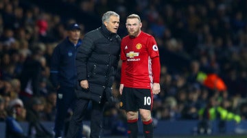 Rooney recibe órdenes de Mourinho