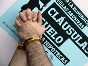 Dos manos atadas durante una protesta contra la cláusulas suelo de las hipotecas Dos manos atadas durante una protesta contra la cláusulas suelo de las hipotecas