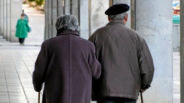 Una pareja de ancianos pasea por la calle