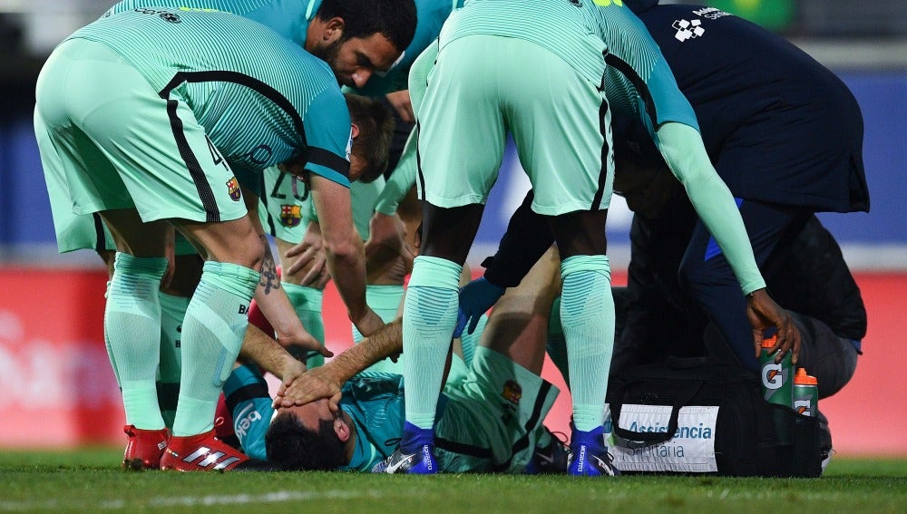 Busquets, en el césped de Ipurúa