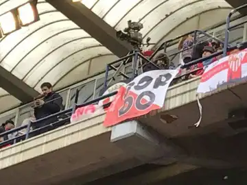 La pancarta que homenajea al 'Prenda' La pancarta que homenajea al 'Prenda'