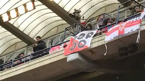 La pancarta que homenajea al 'Prenda' La pancarta que homenajea al 'Prenda'